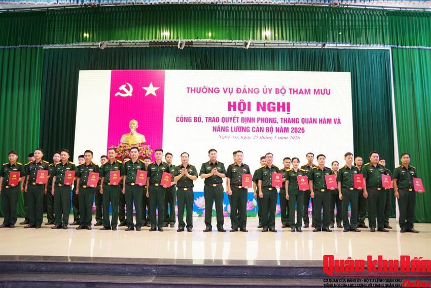 Bộ Tham mưu Quân khu 4 trao quyết định phong, thăng quân hàm, nâng lương cán bộ năm 2026