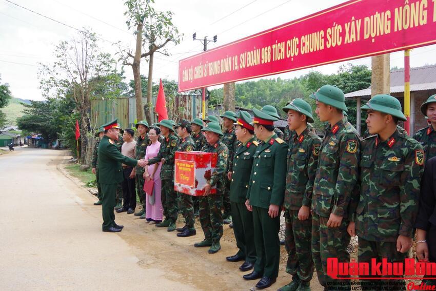 Bộ Chỉ huy Quân sự tỉnh Quảng Trị thăm, động viên cán bộ, chiến sĩ hành quân dã ngoại làm công tác dân vận