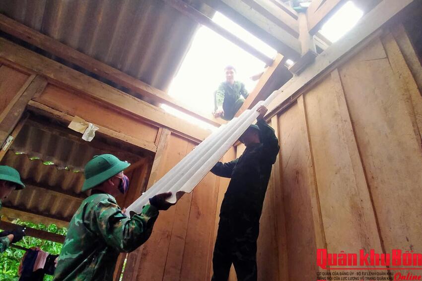 Bộ đội Biên phòng Nghệ An khẩn trương giúp dân khắc phục hậu quả lốc xoáy