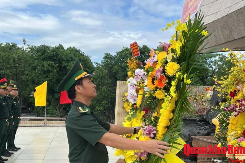 Bộ đội Biên phòng Nghệ An dâng hoa, dâng hương tri ân các Anh hùng liệt sĩ