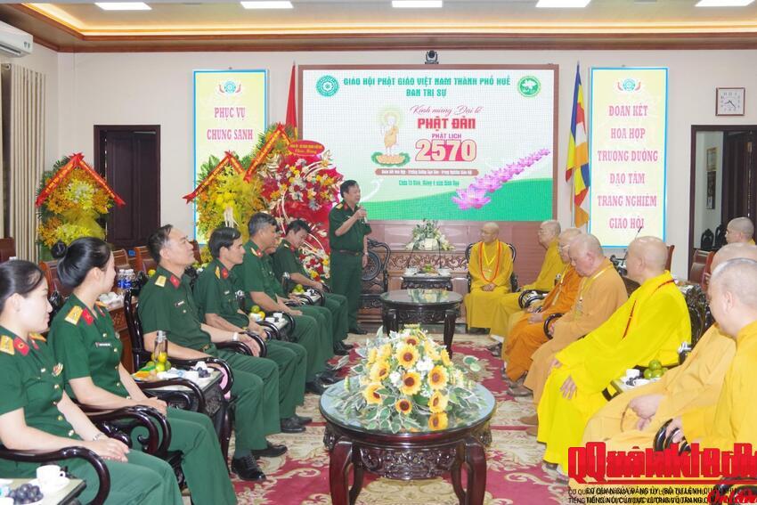 Bộ Chỉ huy Quân sự thành phố Huế chúc mừng Giáo hội Phật giáo Việt Nam thành phố nhân Đại lễ Phật đản Phật lịch 2570