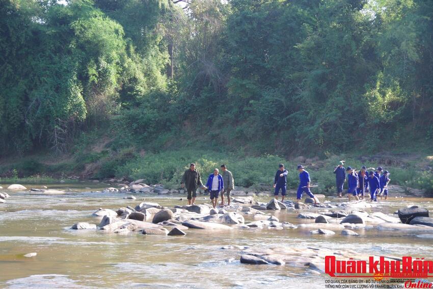 Tìm đồng đội giữa rừng già đất nước Triệu Voi