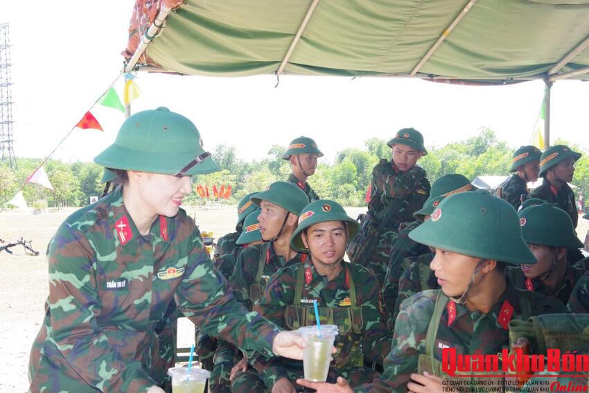 Hội Phụ nữ cơ quan Bộ Chỉ huy Quân sự thành phố Huế tiếp sức chiến sĩ mới