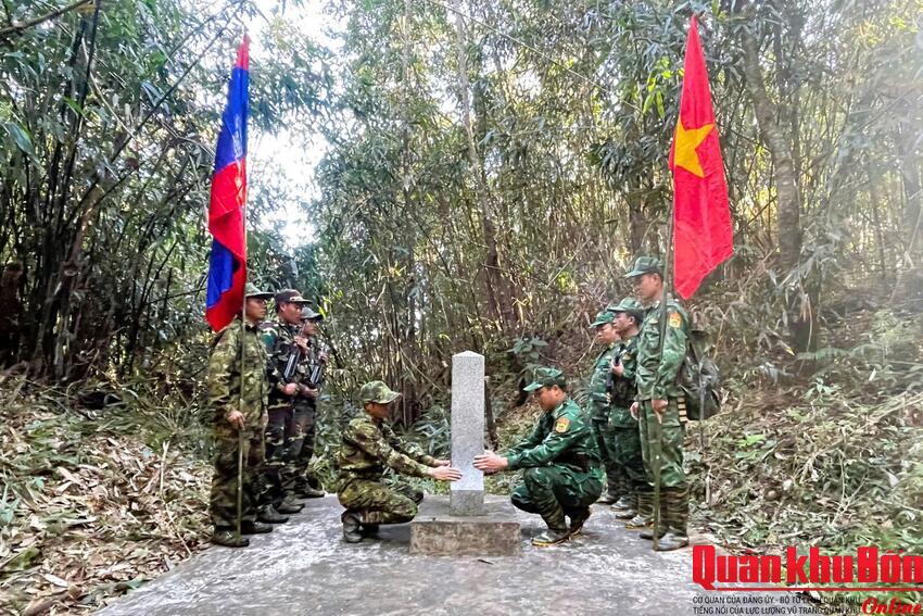 Tuần tra song phương biên giới Việt Nam - Lào
