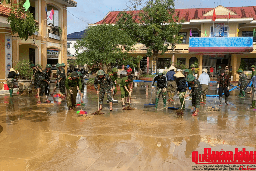 Ban Chỉ huy Phòng thủ khu vực 3 - Vĩnh Linh giúp xã Lệ Thủy khắc phục hậu quả mưa lũ