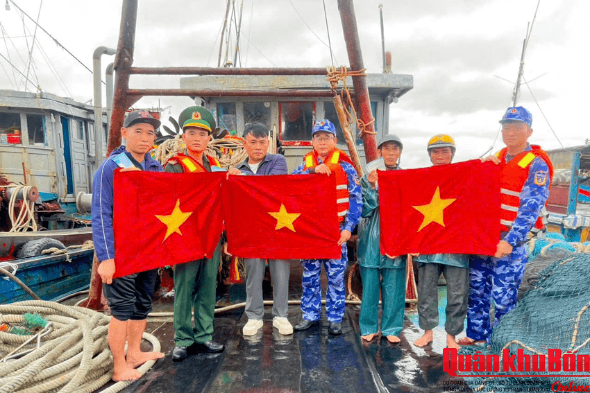 “Đến tận nhà, ra tận bến” – Cách làm sáng tạo, hiệu quả của Bộ Tư lệnh Vùng Cảnh sát biển 1 trong tuyên truyền chống khai thác IUU