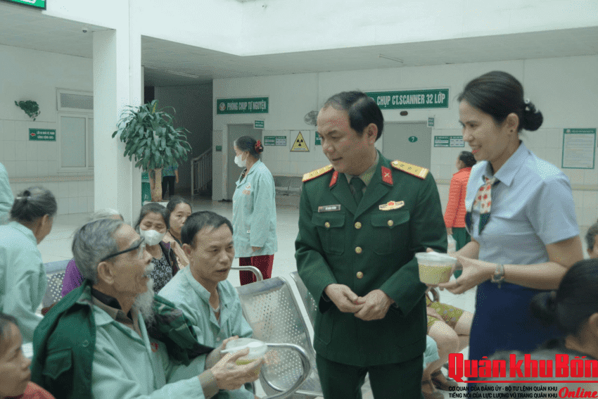 Bệnh viện Quân y 4 (Quân khu 4) tổ chức phát cháo miễn phí cho bệnh nhân