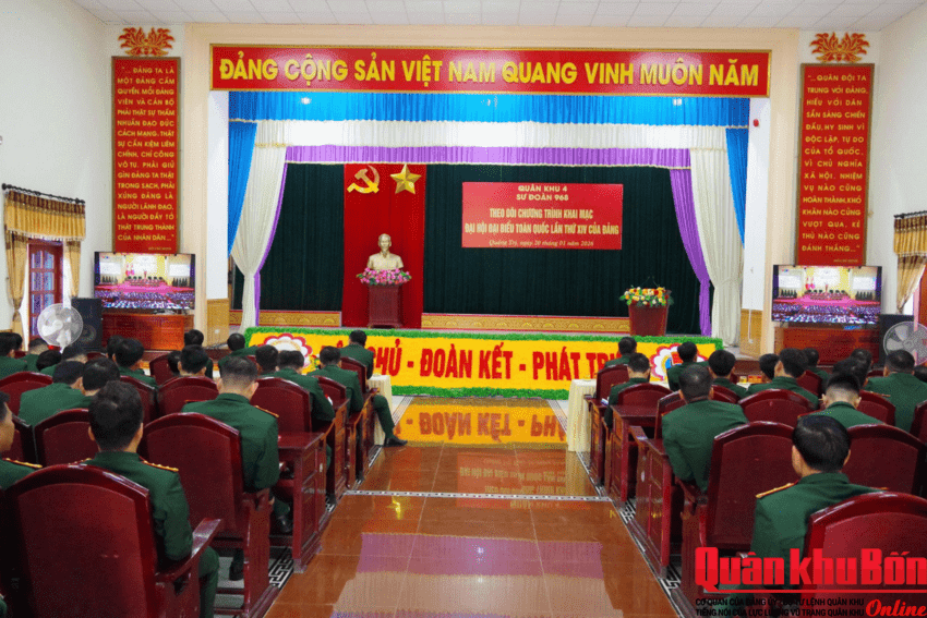 Cán bộ, chiến sĩ lực lượng vũ trang Quân khu 4 xem khai mạc Đại hội đại biểu toàn quốc lần thứ XIV của Đảng