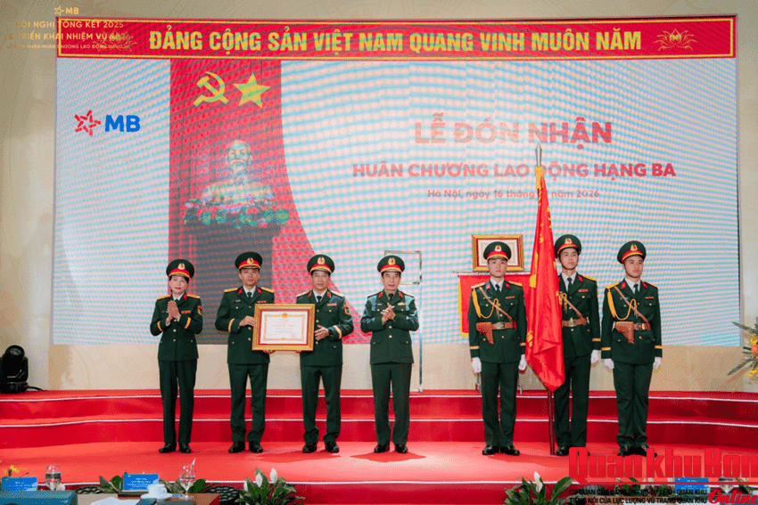 MB đón nhận Huân chương Lao động hạng Ba