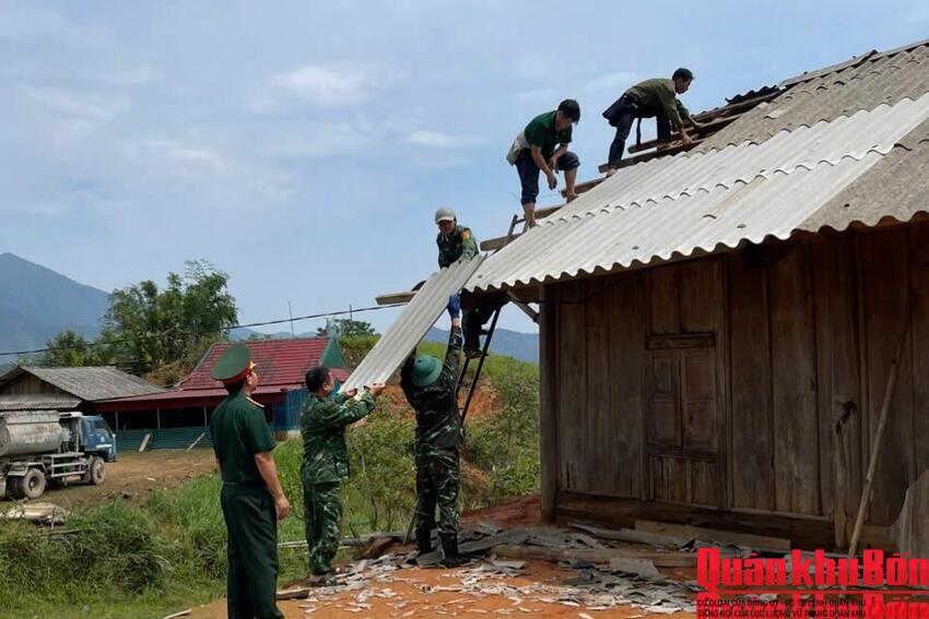 Đoàn Kinh tế - Quốc phòng 4 giúp dân khắc phục hậu quả lốc xoáy