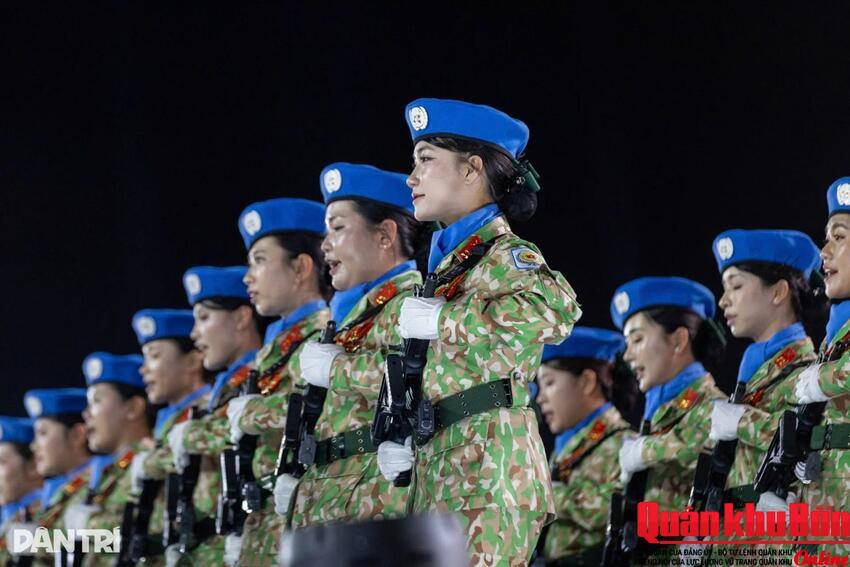 Màn diễu binh đặc biệt giữa concert 70.000 khán giả ở Thành phố Hồ Chí Minh