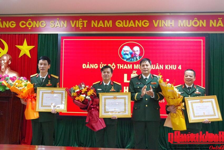 Đảng ủy Bộ Tham mưu và Đảng ủy Cục Hậu cần – Kỹ thuật Quân khu 4 trao tặng Huy hiệu Đảng