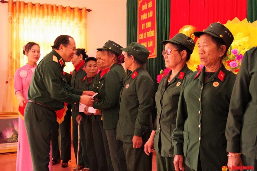 Báo Quân đội nhân dân tặng quà Đại đội pháo binh Ngư thuỷ