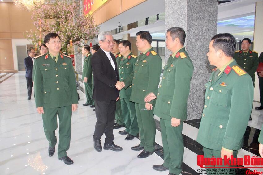 Tòa Giám mục Giáo phận Hà Tĩnh thăm, chúc Tết Quân khu 4