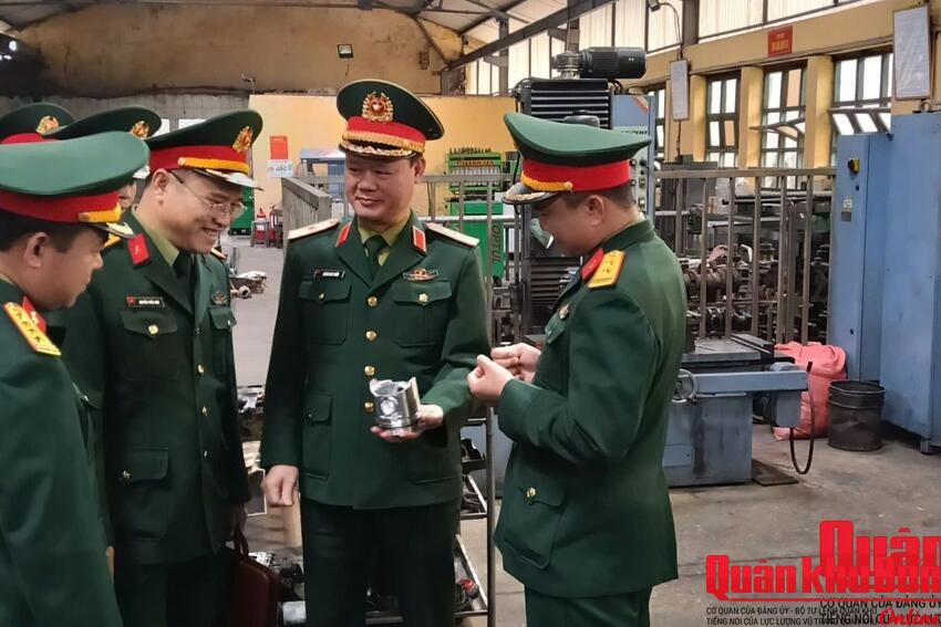 Thiếu tướng Hoàng Duy Chiến, Phó Tư lệnh Quân khu 4 kiểm tra kết quả thực hiện nhiệm vụ năm 2025 tại Xưởng 467