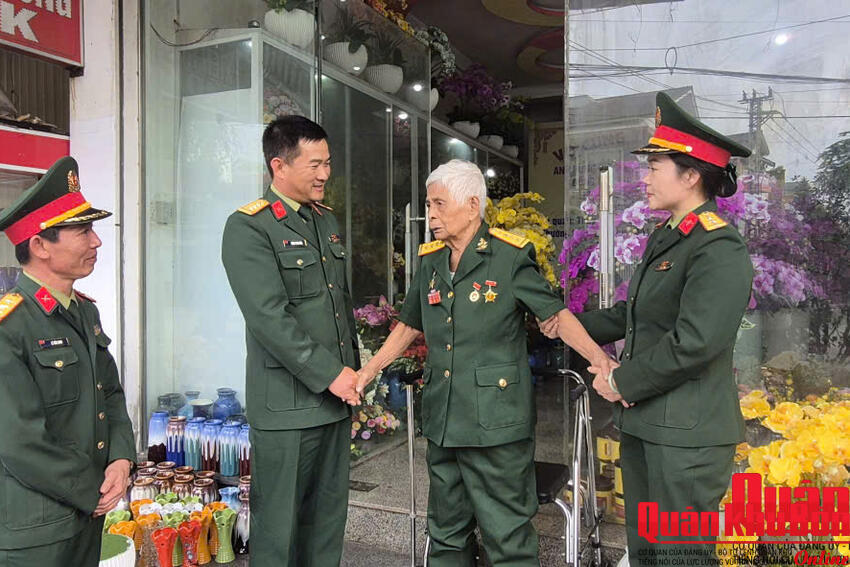 Bộ Chỉ huy Quân sự tỉnh Quảng Trị thăm, tặng quà và chúc Tết các gia đình chính sách và các cơ quan, đơn vị