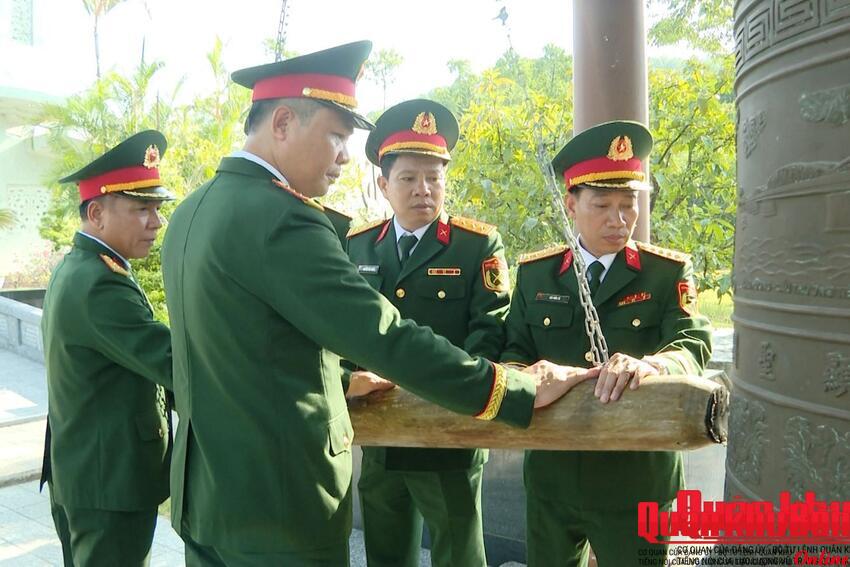 Bộ Chỉ huy Quân sự thành phố Huế tri ân các anh hùng, liệt sĩ nhân ngày truyền thống LLVT thành phố