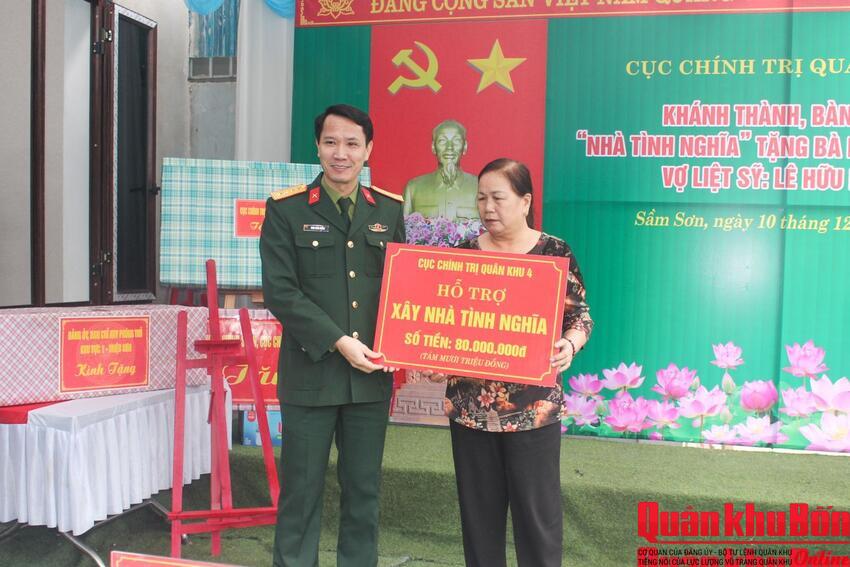 Cục Chính trị Quân khu 4 bàn giao “Nhà tình nghĩa” tặng thân nhân liệt sĩ