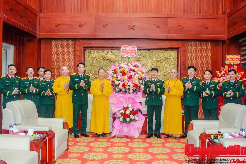 Giáo hội Phật giáo Việt Nam tỉnh Nghệ An thăm, chúc mừng Quân khu 4