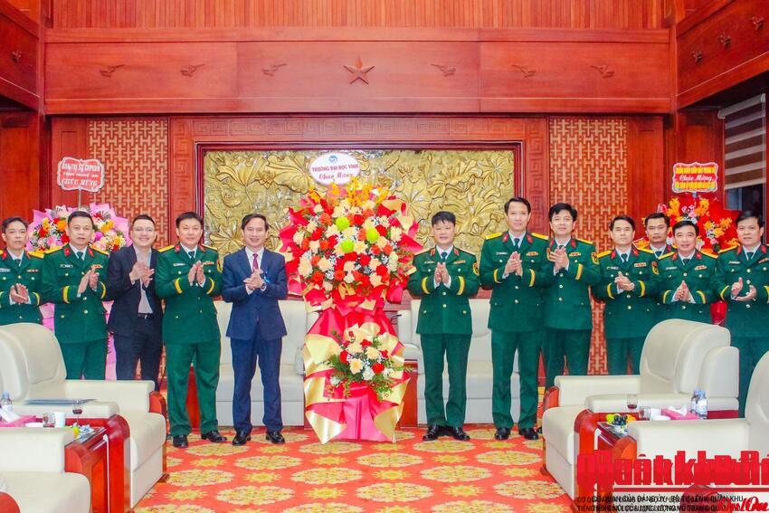 Trường Đại học Vinh chúc mừng Quân khu 4