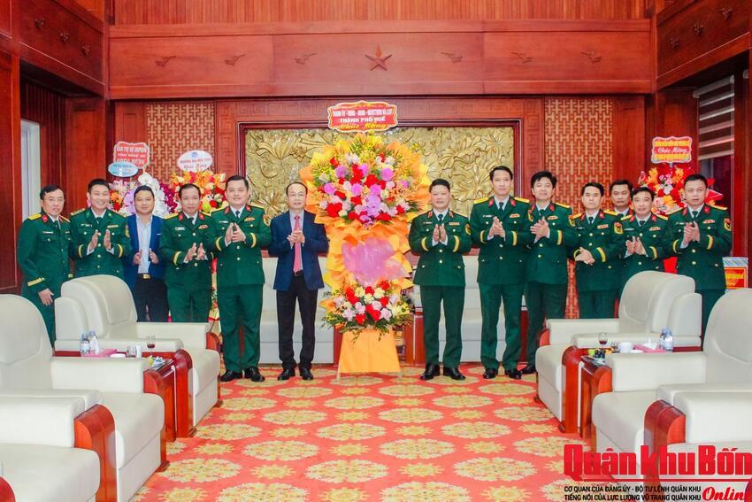 ​​​​​​​Thành phố Huế thăm, chúc mừng Bộ Tư lệnh Quân khu 4