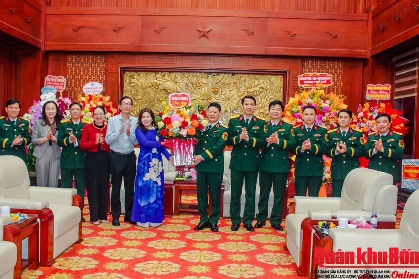 Ban Quản lý Di tích tỉnh Nghệ An và Ngân hàng MB Bắc Nghệ An thăm, chúc mừng Bộ Tư lệnh Quân khu 4