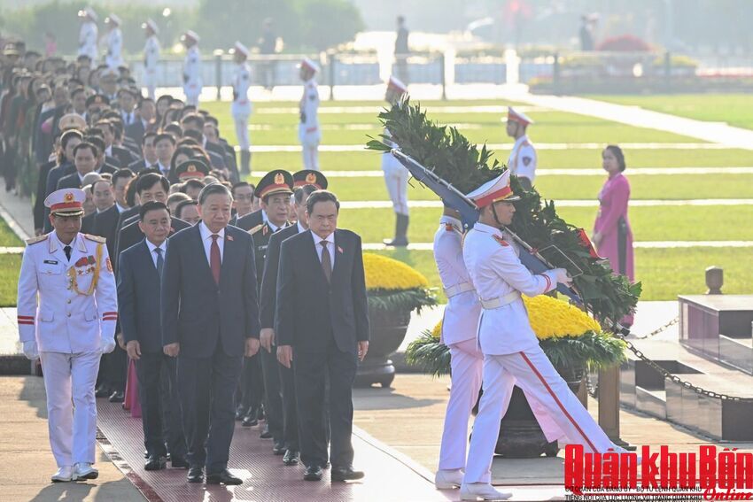 Lãnh đạo Đảng, Nhà nước và đại biểu Quốc hội vào Lăng viếng Chủ tịch Hồ Chí Minh