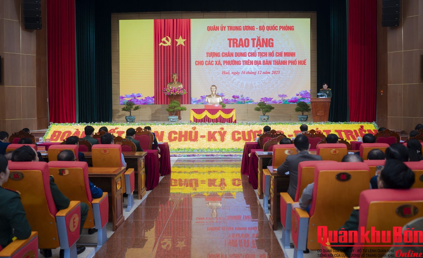 Trao tượng chân dung Chủ tịch Hồ Chí Minh tặng 40 xã, phường trên địa bàn thành phố Huế