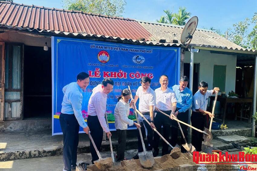 Ban Chỉ huy Quân sự xã Chân Mây - Lăng Cô chung tay hỗ trợ hộ cận nghèo xây dựng nhà mới