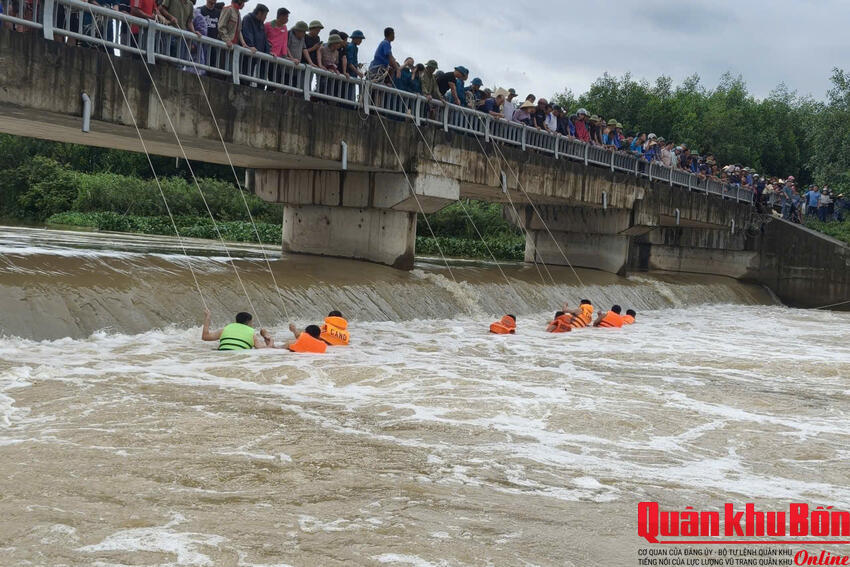 Ban Chỉ huy Quân sự xã Giai Lạc (Nghệ An) tìm kiếm người mất tích do đuối nước