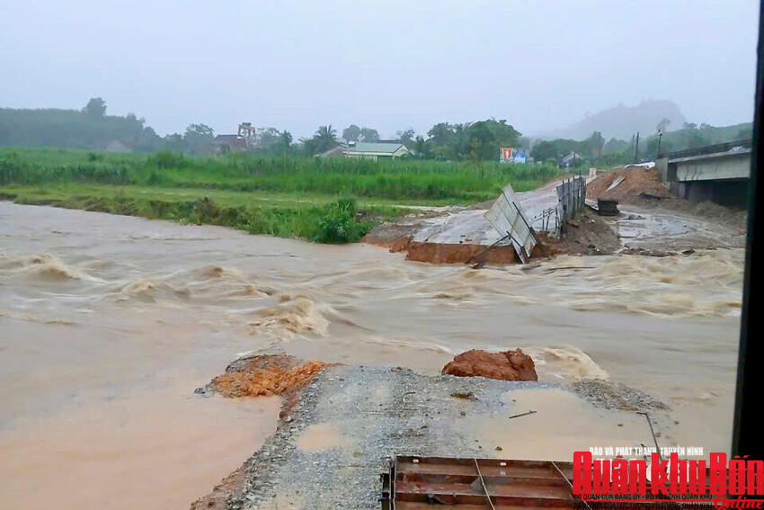 Mưa lớn gây ngập úng, chia cắt nhiều tuyến đường ở Nghệ An