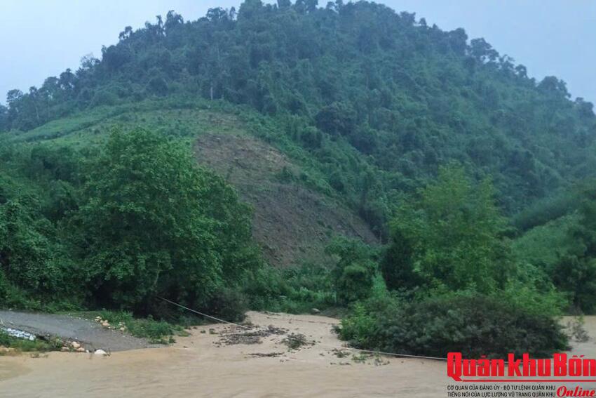 Nghệ An: Mưa lớn gây ngập lụt, cuốn trôi cầu tạm và sạt lở nhiều xã miền Tây