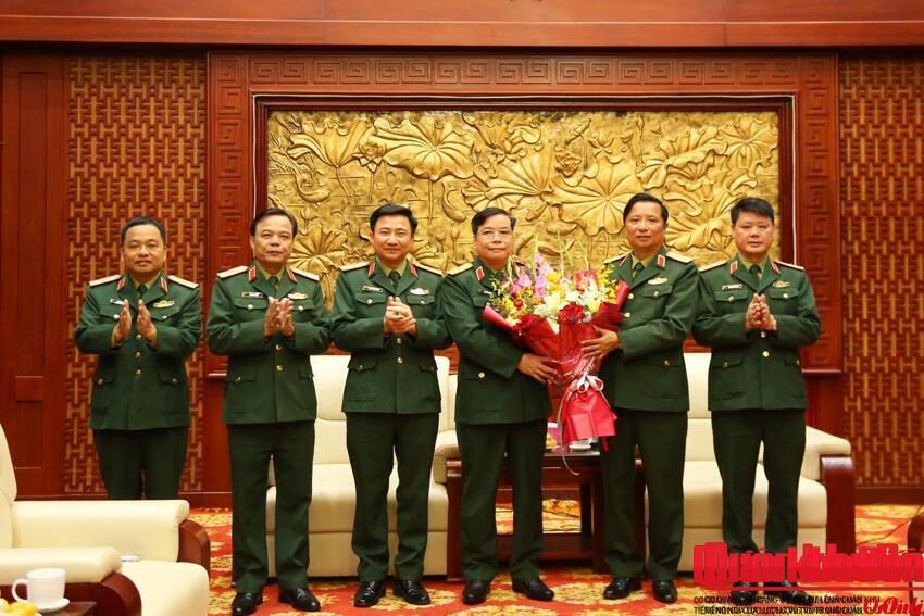 Bộ Tư lệnh Quân khu 4 chúc mừng Thiếu tướng Ngô Nam Cường