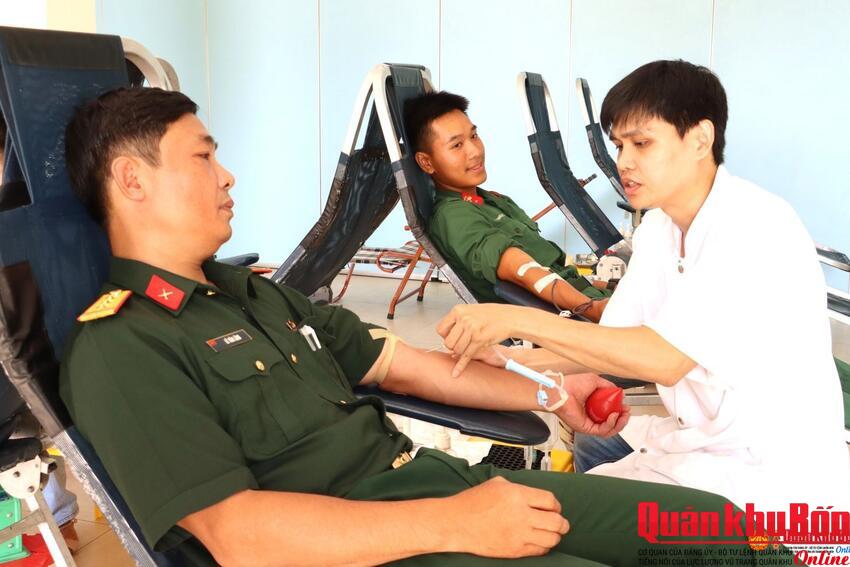 Gần 100 cán bộ, chiến sĩ tham gia hiến máu tình nguyện