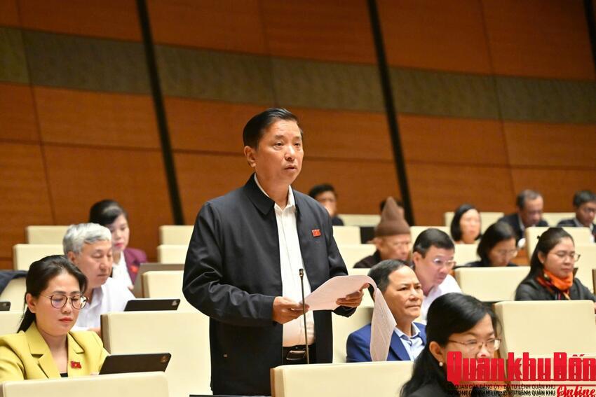 Trung tướng Hà Thọ Bình, Tư lệnh Quân khu 4 phát biểu thảo luận tại hội trường Quốc hội