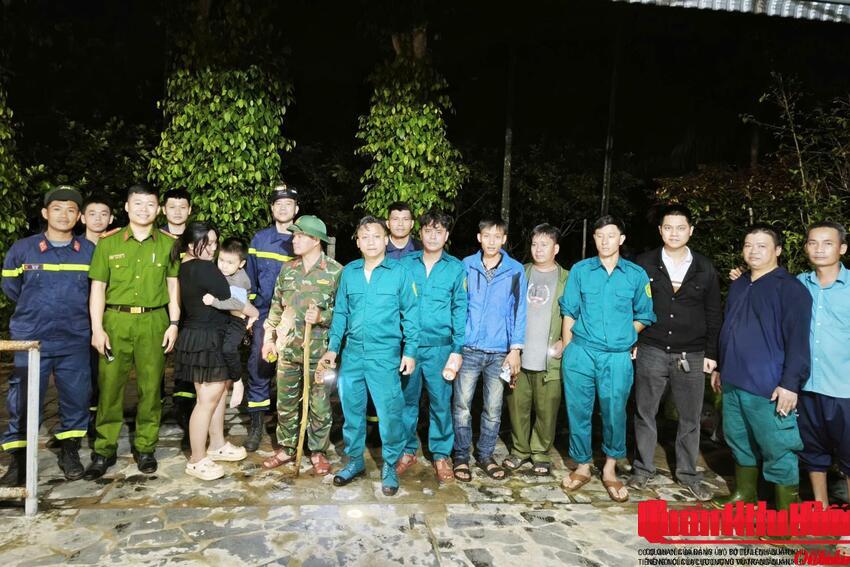 Thành phố Huế: Bộ đội, dân quân xuyên đêm tìm thấy cháu bé lạc trong rừng