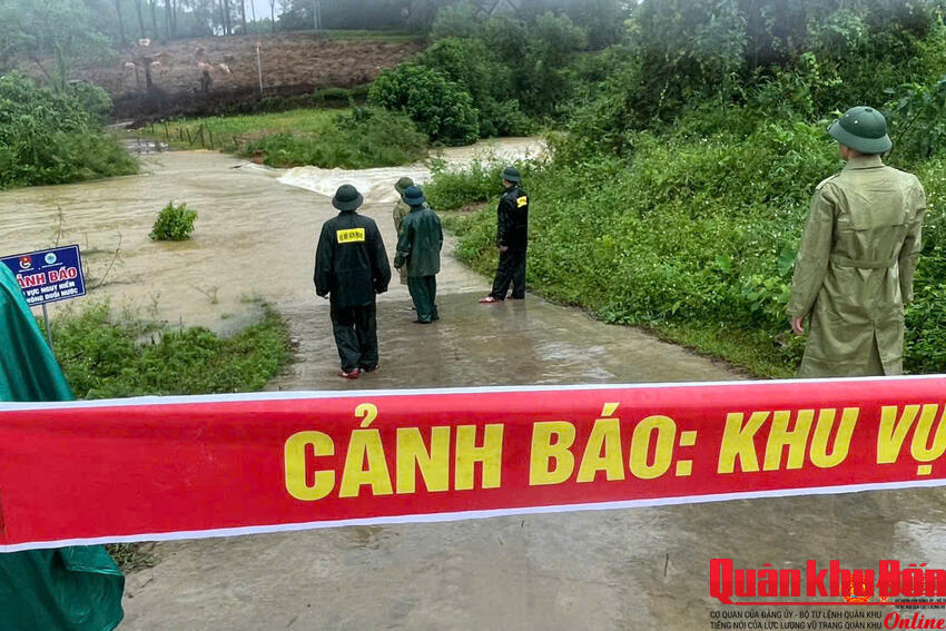 Cắm biển cảnh báo nguy hiểm tại các điểm ngập sâu