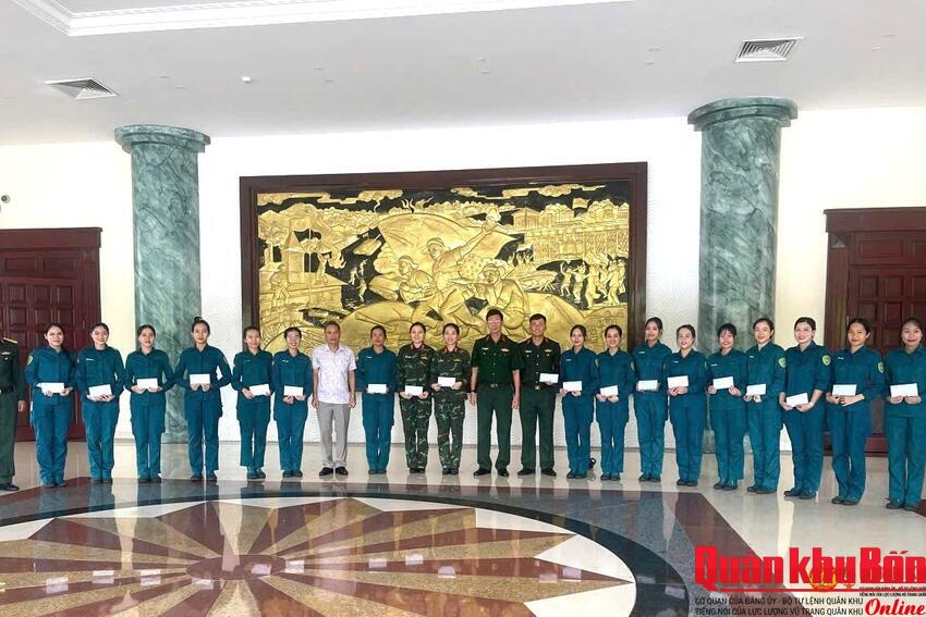 Thăm, động viên lực lượng tham gia diễu binh, diễu hành