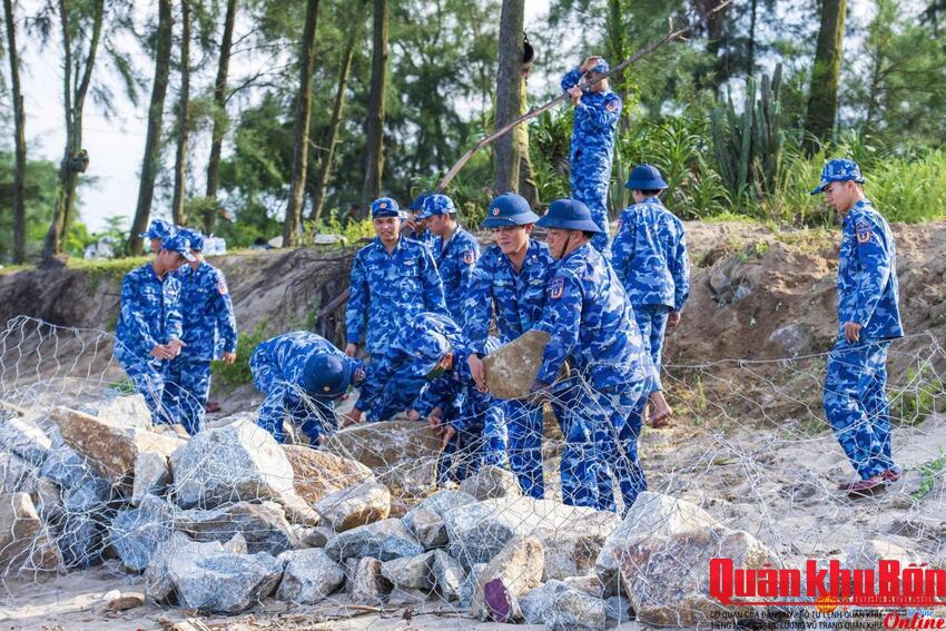 Bộ Tư lệnh Vùng Cảnh sát biển 1 nỗ lực giúp dân phòng chống bão số 5