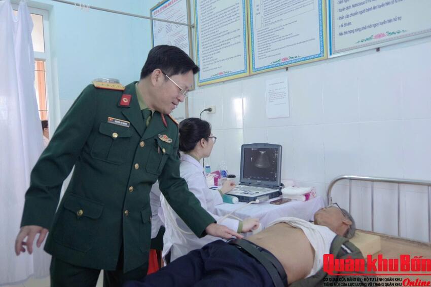 Bệnh viện Quân y 4 khám, tư vấn sức khỏe, cấp thuốc và tặng quà cho các gia đình khó khăn tại xã Minh Châu, Nghệ An