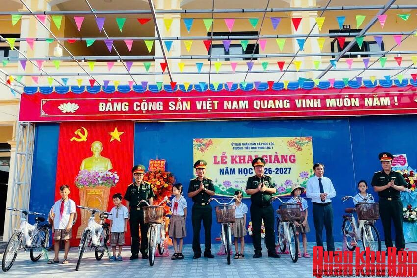 Trao quà nâng bước em đến trường năm 2026