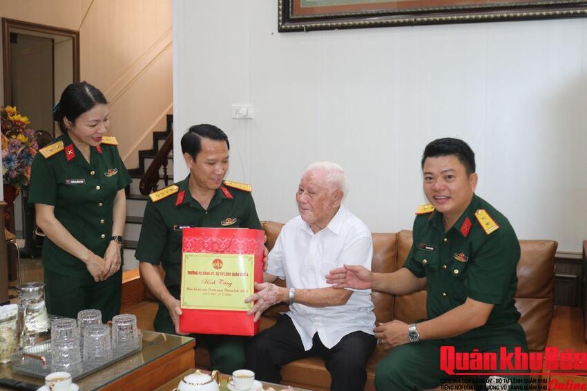 Bộ Tư lệnh Quân khu 4 thăm, tặng quà nguyên thủ trưởng Quân khu