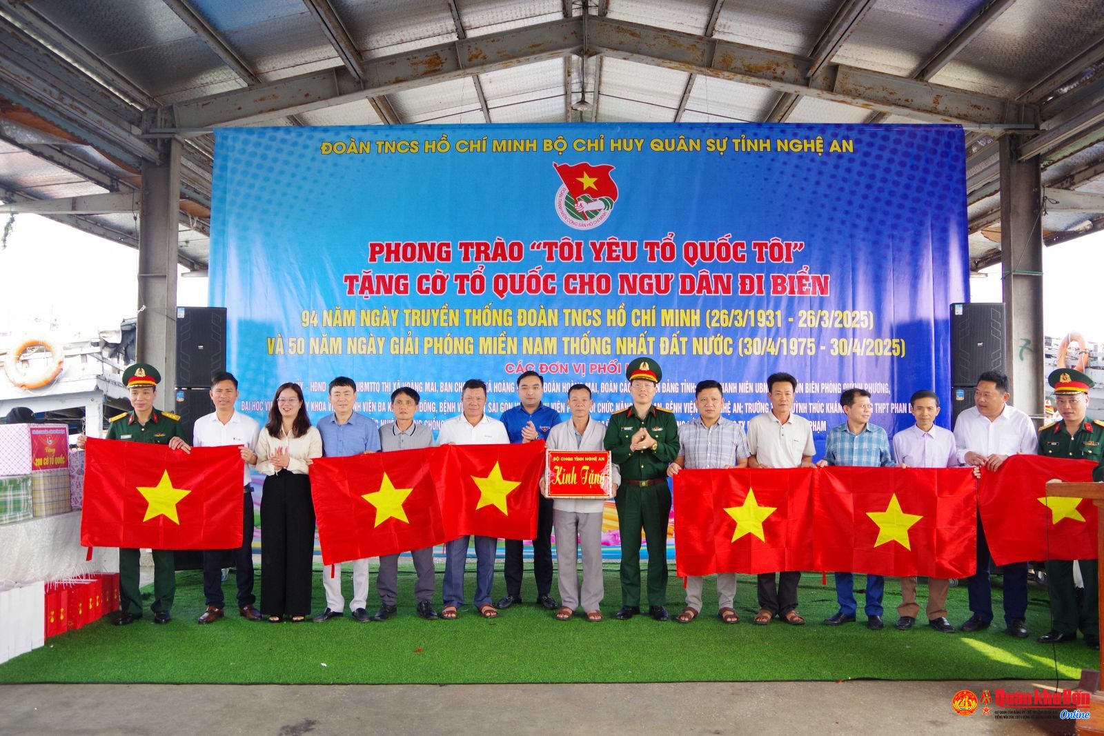 Bộ Chỉ huy Quân sự tỉnh Nghệ An: Tặng 4.000 lá cờ Tổ quốc cho ngư dân thị xã Hoàng Mai