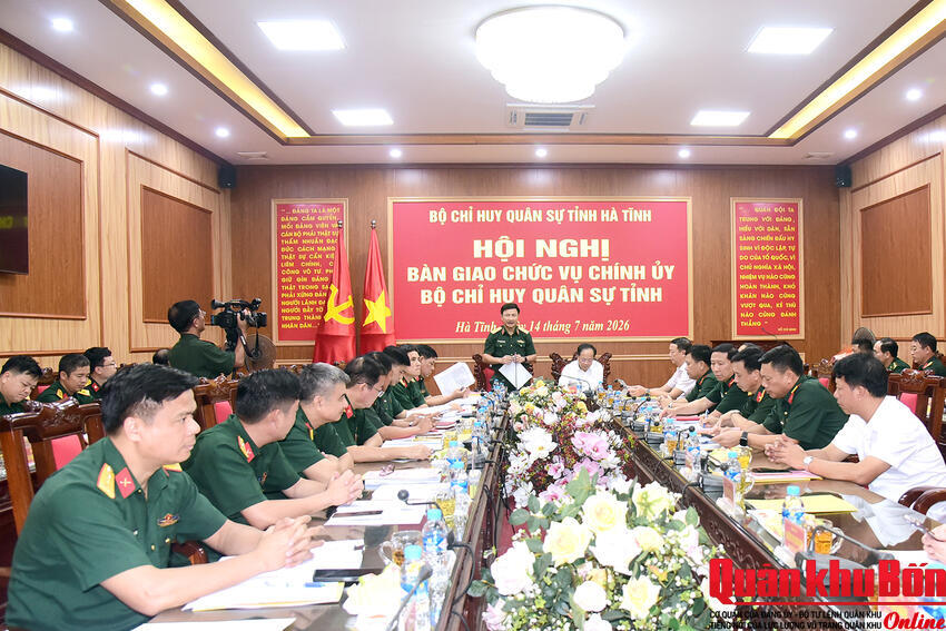 Bàn giao chức vụ Chính ủy Bộ Chỉ huy Quân sự tỉnh Hà Tĩnh