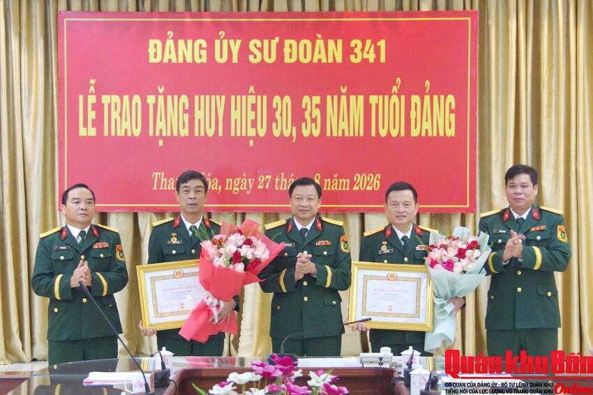 Đảng ủy Sư đoàn 341 (Quân khu 4) trao tặng Huy hiệu 35 và 30 năm tuổi Đảng
