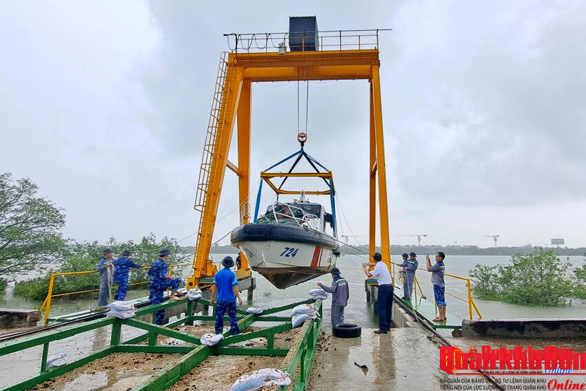 Đưa hệ thống Cổng trục phục vụ công tác bảo quản, kiểm sửa phương tiện, trang thiết bị kỹ thuật