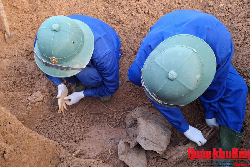Đoàn Kinh tế - Quốc phòng 337 (Quân khu 4): Tìm kiếm, quy tập hài cốt liệt sĩ có di vật khắc tên Trương Thành Ý.