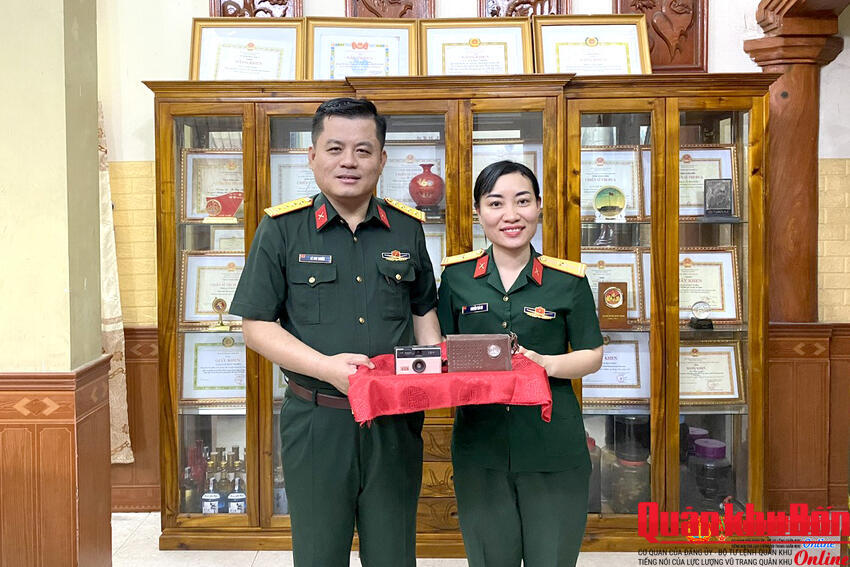 Bảo tàng Quân khu 4 tiếp nhận kỷ vật của liệt sĩ Lê Huy Minh