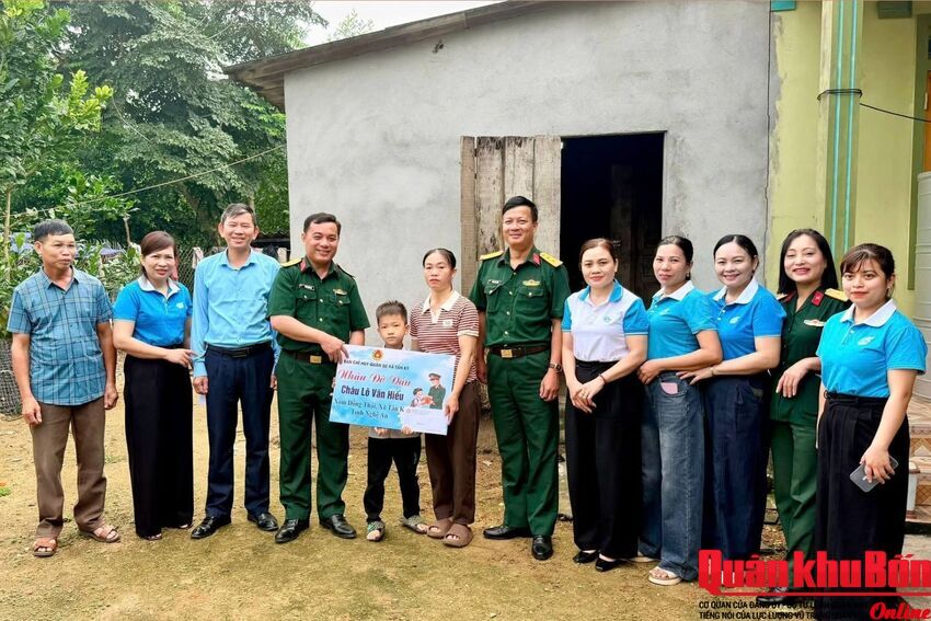 Ban Chỉ huy Quân sự xã Tân Kỳ (Nghệ An) nhận đỡ đầu trẻ em có hoàn cảnh khó khăn