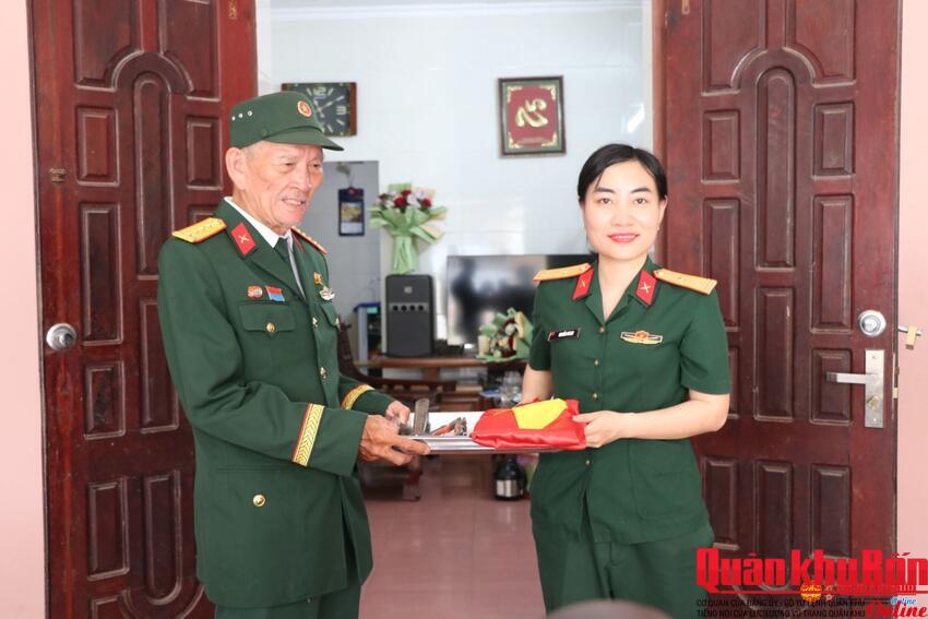 Bảo tàng Quân khu 4: Tiếp nhận hiện vật “Lá cờ Tổ quốc và hành trình tri ân”